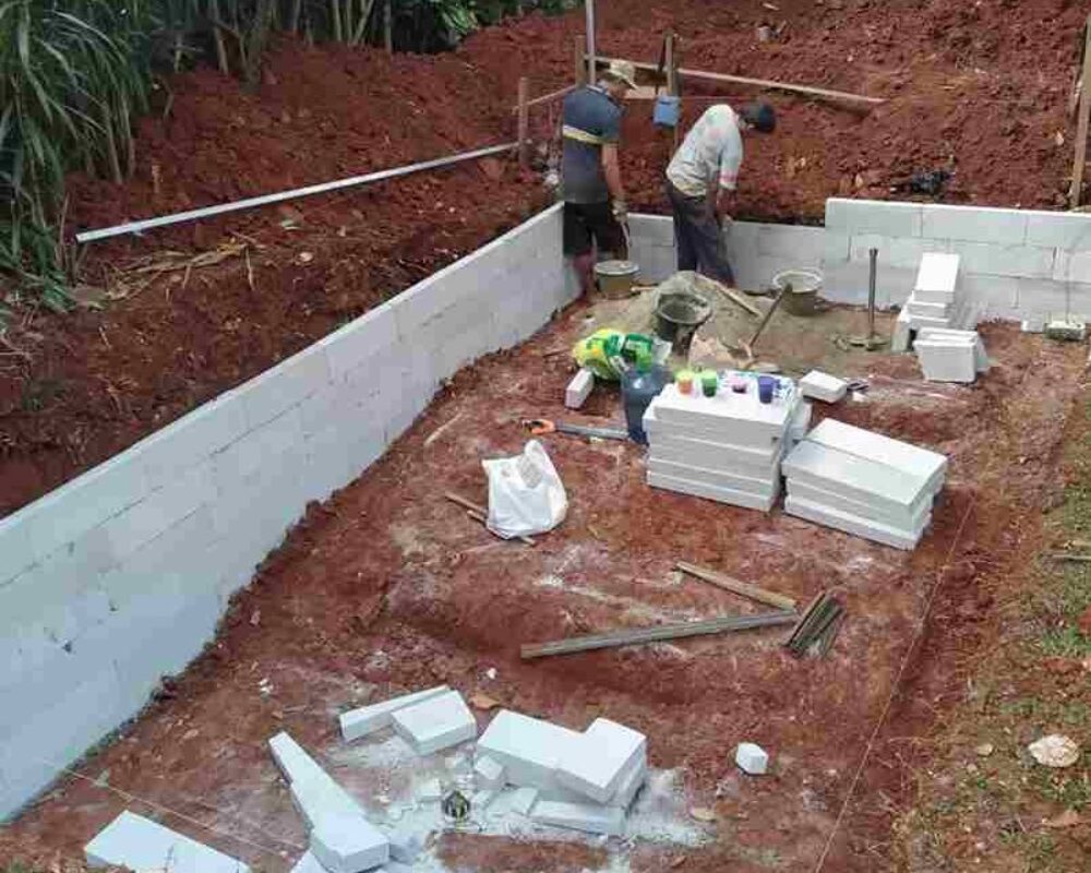 Proyek Kolam renang HK JAYA POOL di Cipatat saat pengecoran